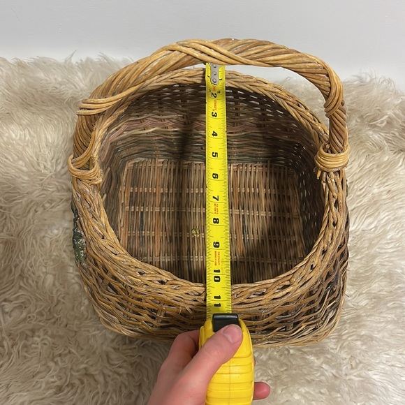 Super cute wicker basket with vine design on the sides - Picture 7 of 8